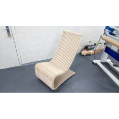 Gebogene Lattenrost-Lounge-Stuhl-Vektor-Vorlage